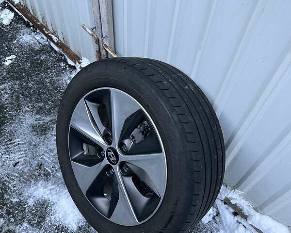 Серый Хендай Ioniq, объемом двигателя 0 л и пробегом 135 тыс. км за 13499 $, фото 15 на Automoto.ua