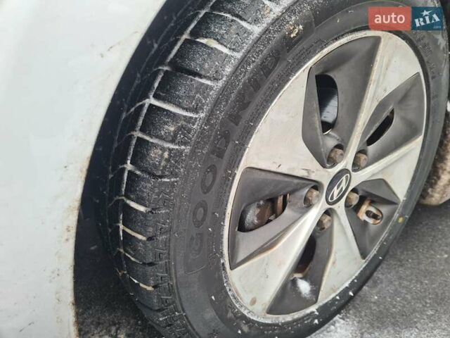 Сірий Хендай Ioniq, об'ємом двигуна 0 л та пробігом 103 тис. км за 13999 $, фото 14 на Automoto.ua