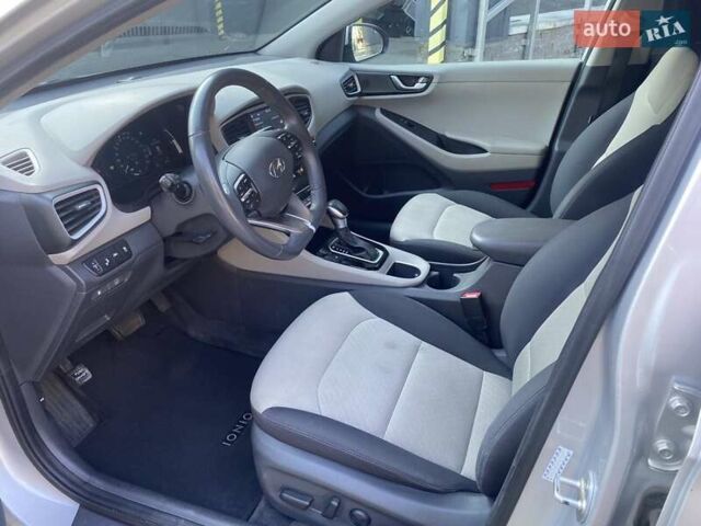 Серый Хендай Ioniq, объемом двигателя 1.58 л и пробегом 166 тыс. км за 14500 $, фото 6 на Automoto.ua
