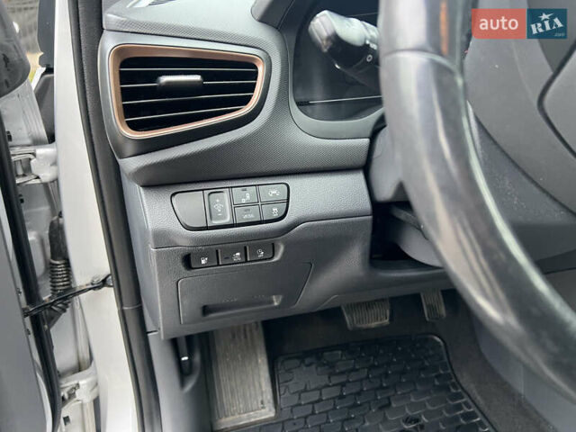 Серый Хендай Ioniq, объемом двигателя 0 л и пробегом 150 тыс. км за 12490 $, фото 22 на Automoto.ua