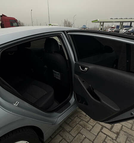 Сірий Хендай Ioniq, об'ємом двигуна 0 л та пробігом 166 тис. км за 11300 $, фото 16 на Automoto.ua