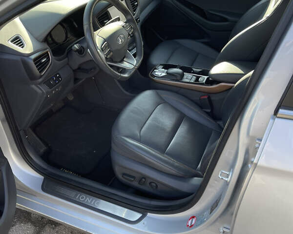 Сірий Хендай Ioniq, об'ємом двигуна 0 л та пробігом 121 тис. км за 12800 $, фото 17 на Automoto.ua