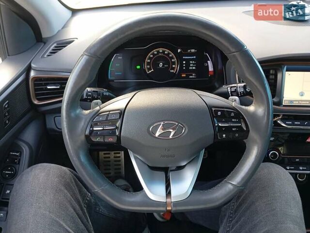 Серый Хендай Ioniq, объемом двигателя 0 л и пробегом 90 тыс. км за 13900 $, фото 24 на Automoto.ua