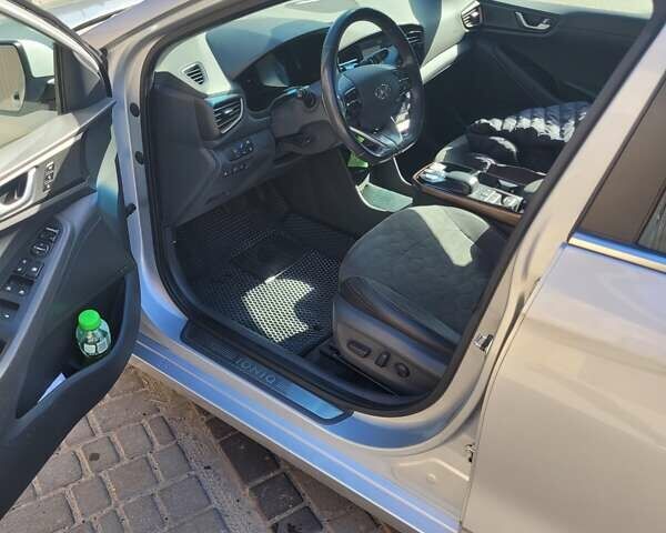 Серый Хендай Ioniq, объемом двигателя 0 л и пробегом 128 тыс. км за 13700 $, фото 4 на Automoto.ua