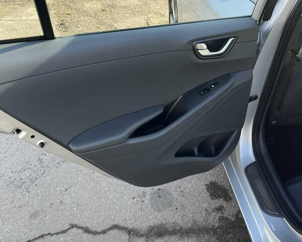 Сірий Хендай Ioniq, об'ємом двигуна 0 л та пробігом 121 тис. км за 12800 $, фото 12 на Automoto.ua