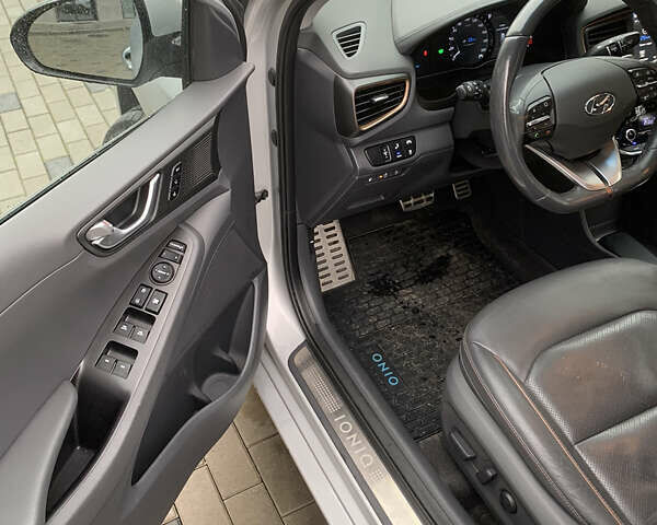 Серый Хендай Ioniq, объемом двигателя 0 л и пробегом 123 тыс. км за 13500 $, фото 5 на Automoto.ua