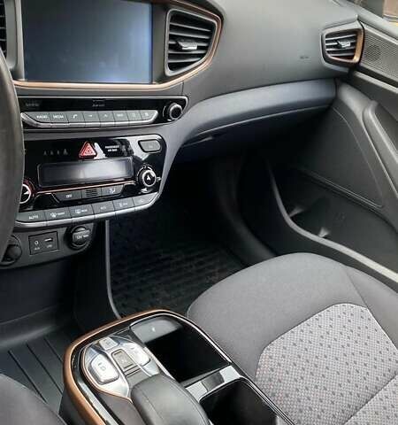 Серый Хендай Ioniq, объемом двигателя 0 л и пробегом 108 тыс. км за 13700 $, фото 23 на Automoto.ua