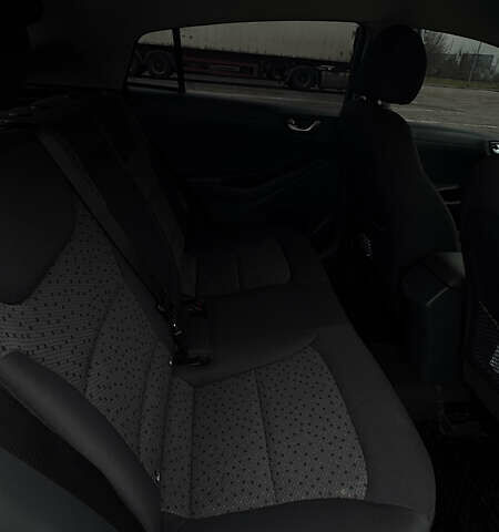 Сірий Хендай Ioniq, об'ємом двигуна 0 л та пробігом 166 тис. км за 11300 $, фото 18 на Automoto.ua