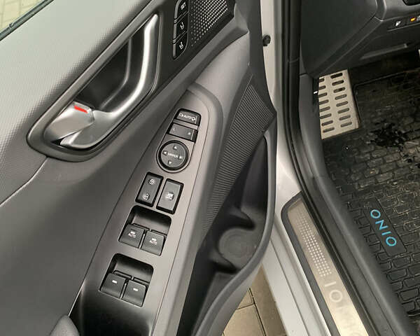 Серый Хендай Ioniq, объемом двигателя 0 л и пробегом 123 тыс. км за 13500 $, фото 6 на Automoto.ua