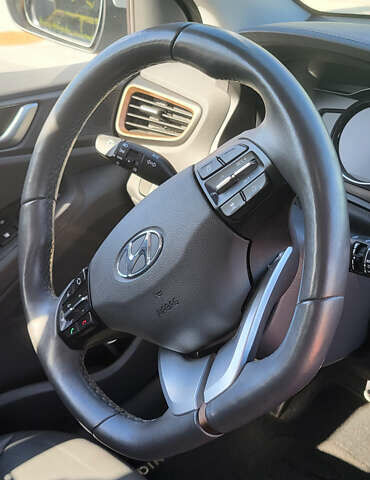 Серый Хендай Ioniq, объемом двигателя 0 л и пробегом 53 тыс. км за 16800 $, фото 4 на Automoto.ua