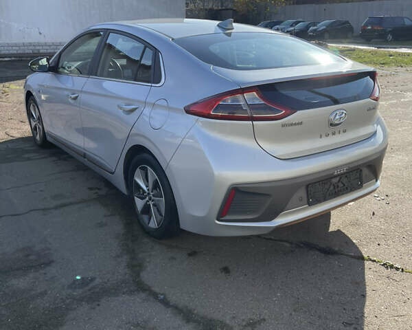 Сірий Хендай Ioniq, об'ємом двигуна 0 л та пробігом 121 тис. км за 12800 $, фото 2 на Automoto.ua
