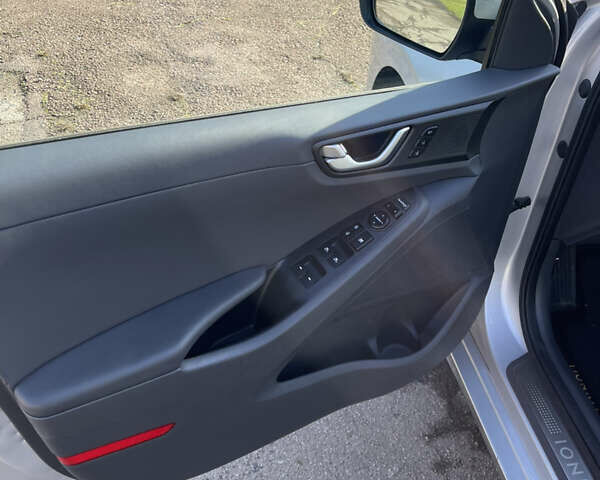 Сірий Хендай Ioniq, об'ємом двигуна 0 л та пробігом 121 тис. км за 12800 $, фото 16 на Automoto.ua