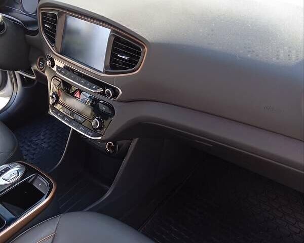 Серый Хендай Ioniq, объемом двигателя 0 л и пробегом 90 тыс. км за 13900 $, фото 18 на Automoto.ua