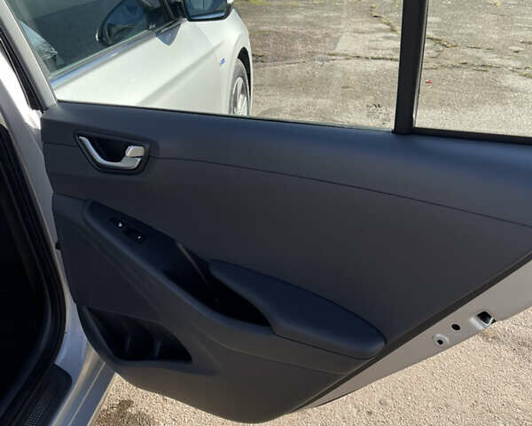 Сірий Хендай Ioniq, об'ємом двигуна 0 л та пробігом 121 тис. км за 12800 $, фото 9 на Automoto.ua