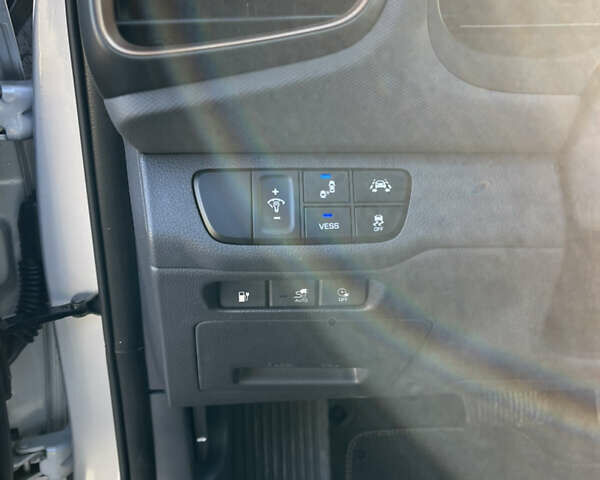 Сірий Хендай Ioniq, об'ємом двигуна 0 л та пробігом 121 тис. км за 12800 $, фото 18 на Automoto.ua