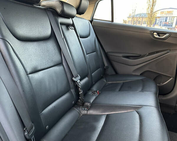 Серый Хендай Ioniq, объемом двигателя 0 л и пробегом 100 тыс. км за 13500 $, фото 4 на Automoto.ua