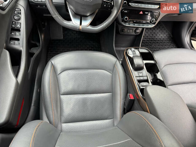 Серый Хендай Ioniq, объемом двигателя 0 л и пробегом 107 тыс. км за 12499 $, фото 29 на Automoto.ua