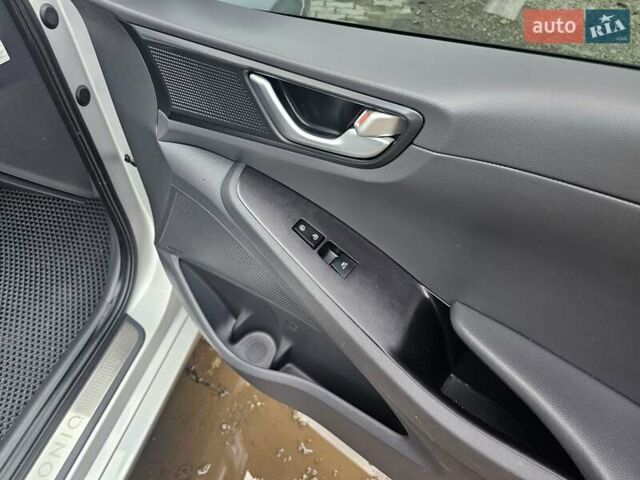 Серый Хендай Ioniq, объемом двигателя 0 л и пробегом 114 тыс. км за 11599 $, фото 62 на Automoto.ua