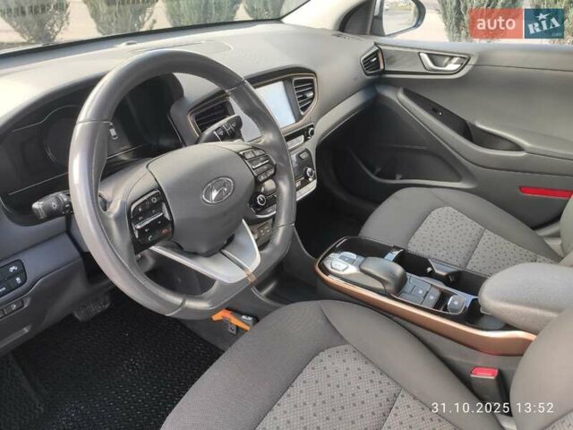 Хендай Ioniq 2018 в Полтаве на Automoto.ua Серый Хендай Ioniq, объемом двигателя 0 л и пробегом 114 тыс. км за 15100 $, фото 13 на Automoto.ua