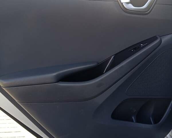 Серый Хендай Ioniq, объемом двигателя 0 л и пробегом 90 тыс. км за 13900 $, фото 19 на Automoto.ua