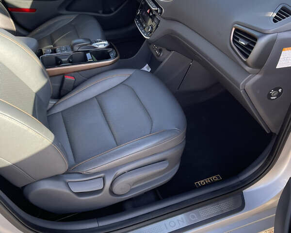 Сірий Хендай Ioniq, об'ємом двигуна 0 л та пробігом 121 тис. км за 12800 $, фото 6 на Automoto.ua