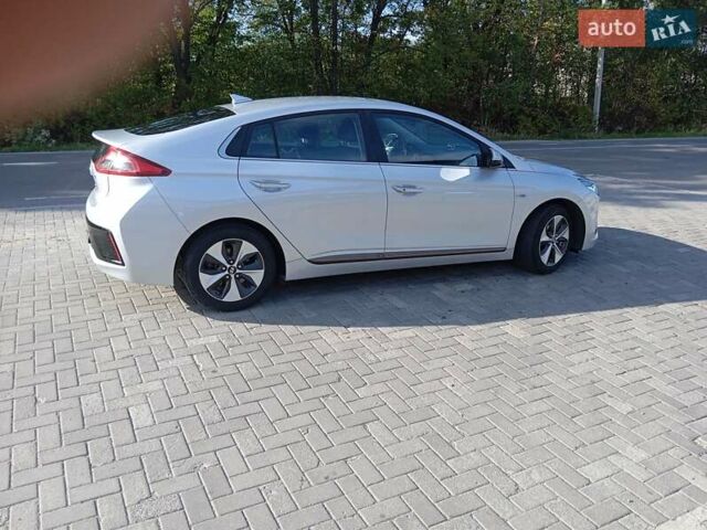 Серый Хендай Ioniq, объемом двигателя 0 л и пробегом 90 тыс. км за 13900 $, фото 8 на Automoto.ua