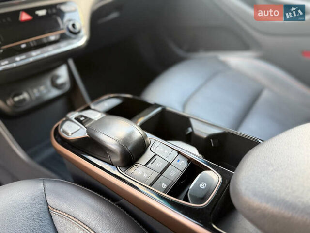 Серый Хендай Ioniq, объемом двигателя 0 л и пробегом 109 тыс. км за 13899 $, фото 23 на Automoto.ua