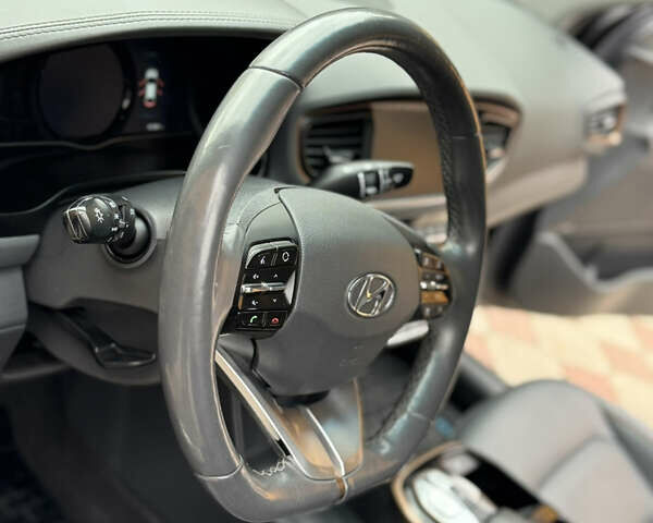 Серый Хендай Ioniq, объемом двигателя 0 л и пробегом 107 тыс. км за 12499 $, фото 24 на Automoto.ua