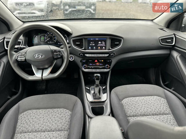Серый Хендай Ioniq, объемом двигателя 1.6 л и пробегом 272 тыс. км за 12999 $, фото 6 на Automoto.ua