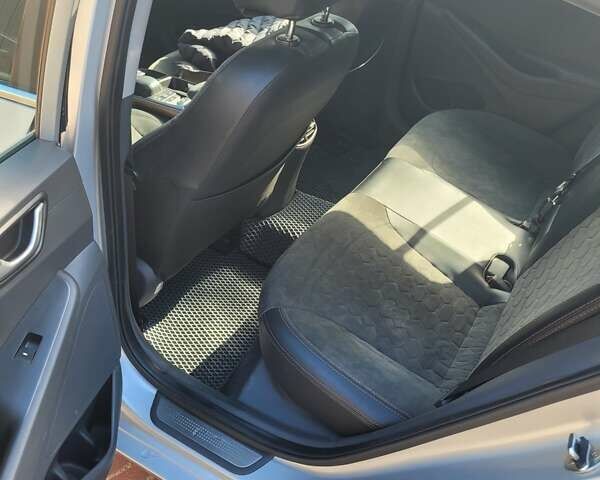 Серый Хендай Ioniq, объемом двигателя 0 л и пробегом 128 тыс. км за 13700 $, фото 5 на Automoto.ua