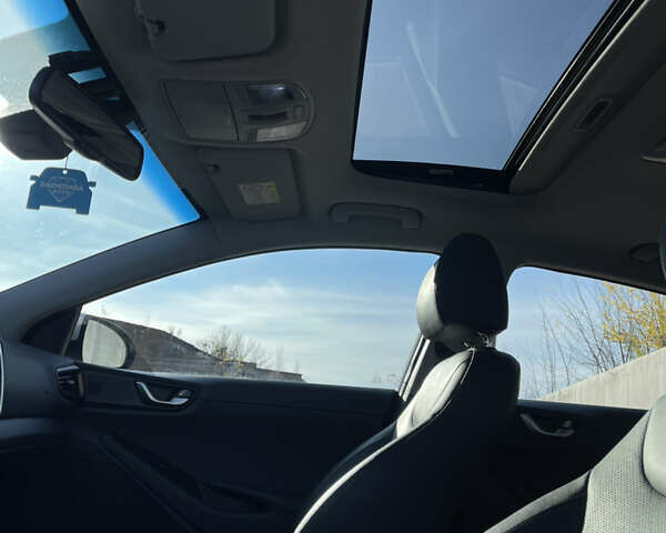 Сірий Хендай Ioniq, об'ємом двигуна 0 л та пробігом 121 тис. км за 12800 $, фото 15 на Automoto.ua