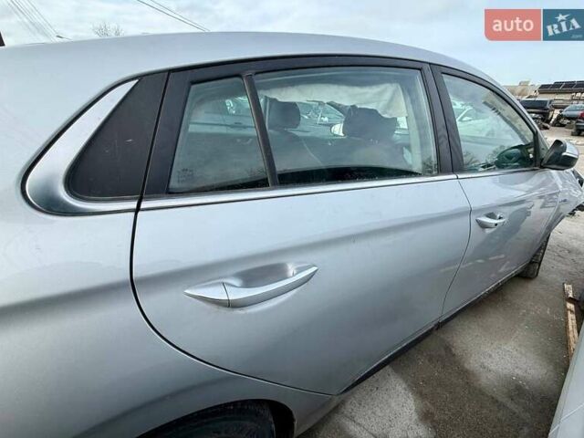 Серый Хендай Ioniq, объемом двигателя 1.6 л и пробегом 129 тыс. км за 7900 $, фото 14 на Automoto.ua