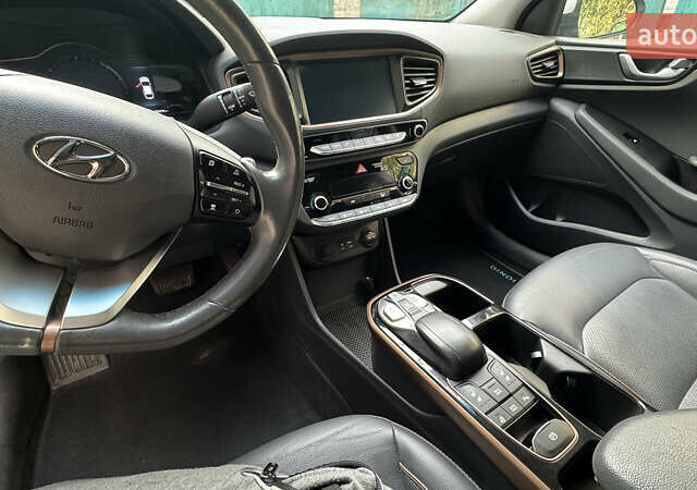 Серый Хендай Ioniq, объемом двигателя 0 л и пробегом 182 тыс. км за 15550 $, фото 13 на Automoto.ua