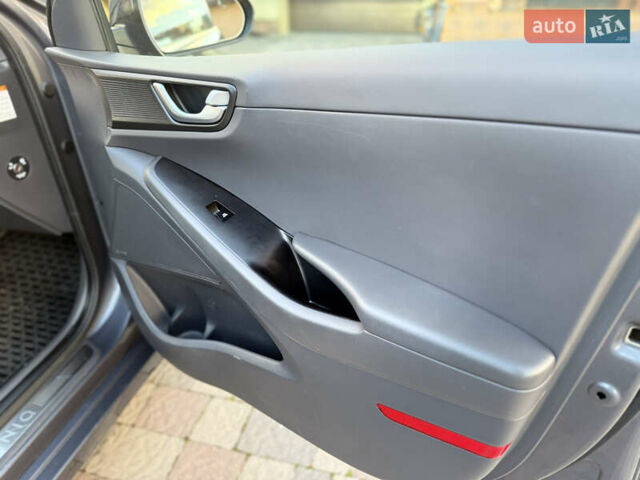Серый Хендай Ioniq, объемом двигателя 0 л и пробегом 109 тыс. км за 13899 $, фото 31 на Automoto.ua