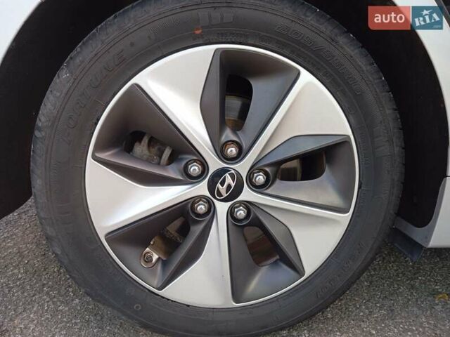 Серый Хендай Ioniq, объемом двигателя 0 л и пробегом 90 тыс. км за 13900 $, фото 35 на Automoto.ua