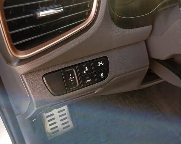 Серый Хендай Ioniq, объемом двигателя 0 л и пробегом 90 тыс. км за 13900 $, фото 25 на Automoto.ua