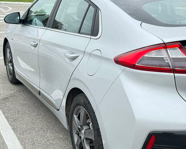 Серый Хендай Ioniq, объемом двигателя 0 л и пробегом 117 тыс. км за 13450 $, фото 4 на Automoto.ua