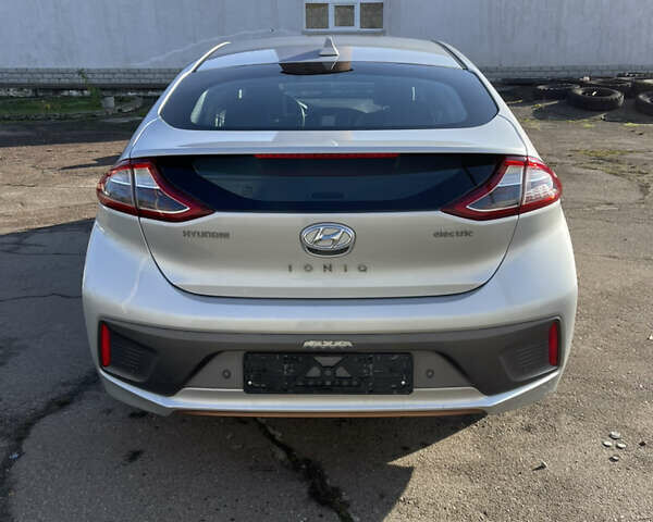 Сірий Хендай Ioniq, об'ємом двигуна 0 л та пробігом 121 тис. км за 12800 $, фото 1 на Automoto.ua