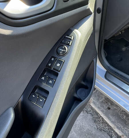 Серый Хендай Ioniq, объемом двигателя 0 л и пробегом 182 тыс. км за 15550 $, фото 10 на Automoto.ua