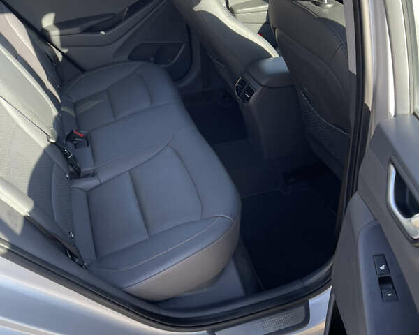 Сірий Хендай Ioniq, об'ємом двигуна 0 л та пробігом 121 тис. км за 12800 $, фото 8 на Automoto.ua