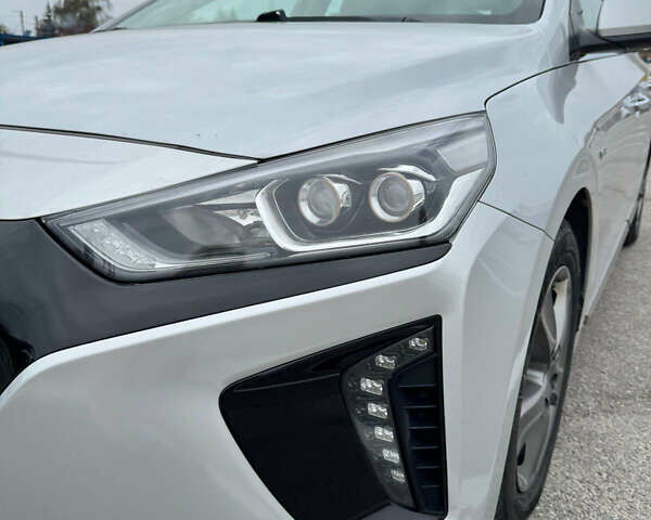 Серый Хендай Ioniq, объемом двигателя 0 л и пробегом 117 тыс. км за 13450 $, фото 5 на Automoto.ua