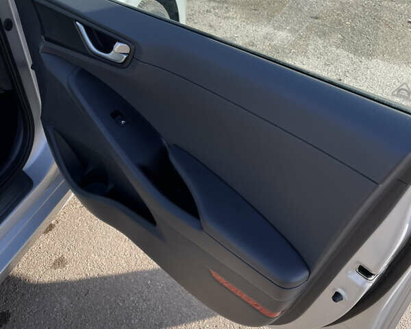 Сірий Хендай Ioniq, об'ємом двигуна 0 л та пробігом 121 тис. км за 12800 $, фото 7 на Automoto.ua