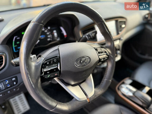 Серый Хендай Ioniq, объемом двигателя 0 л и пробегом 109 тыс. км за 13899 $, фото 24 на Automoto.ua