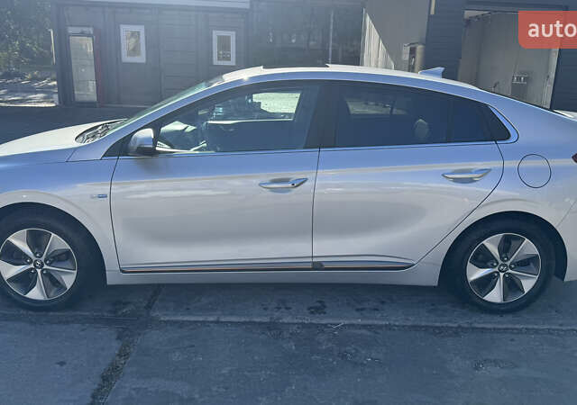 Серый Хендай Ioniq, объемом двигателя 0 л и пробегом 182 тыс. км за 15550 $, фото 4 на Automoto.ua
