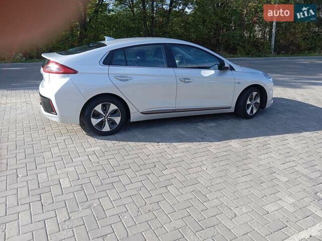 Серый Хендай Ioniq, объемом двигателя 0 л и пробегом 90 тыс. км за 13900 $, фото 3 на Automoto.ua