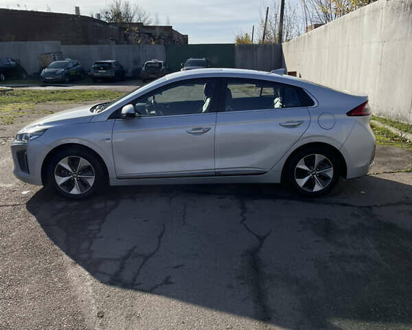 Сірий Хендай Ioniq, об'ємом двигуна 0 л та пробігом 121 тис. км за 12800 $, фото 3 на Automoto.ua