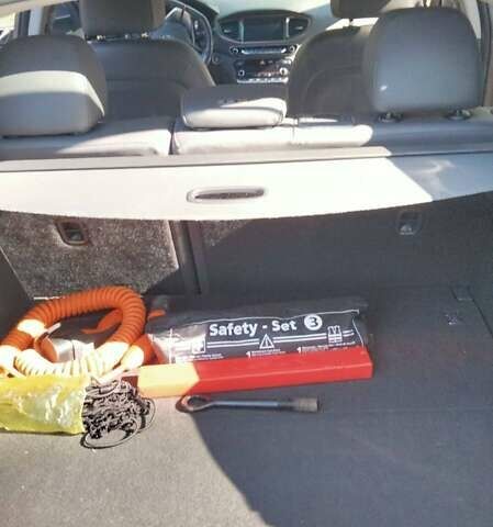 Серый Хендай Ioniq, объемом двигателя 0 л и пробегом 198 тыс. км за 13800 $, фото 7 на Automoto.ua