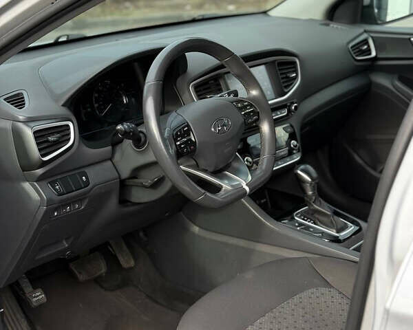 Сірий Хендай Ioniq, об'ємом двигуна 1.6 л та пробігом 89 тис. км за 14899 $, фото 11 на Automoto.ua