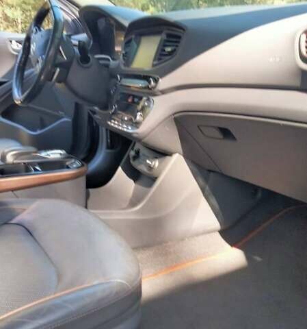 Серый Хендай Ioniq, объемом двигателя 0 л и пробегом 198 тыс. км за 13800 $, фото 6 на Automoto.ua