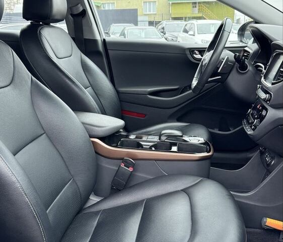 Сірий Хендай Ioniq, об'ємом двигуна 0 л та пробігом 143 тис. км за 12999 $, фото 20 на Automoto.ua